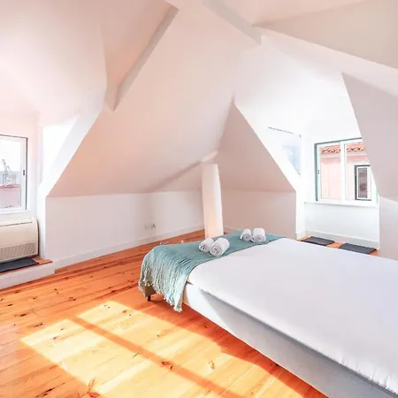 Guestready - Bright & Spacious 2-Bed Apt With Rooftop Terrace In Alcantara Лиссабон