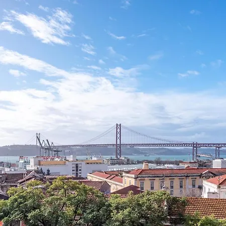 Апартаменты Guestready - Bright & Spacious 2-Bed Apt With Rooftop Terrace In Alcantara