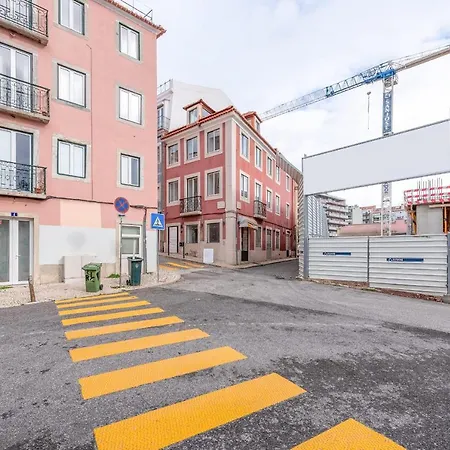 Апартаменты Guestready - Bright & Spacious 2-Bed Apt With Rooftop Terrace In Alcantara Лиссабон