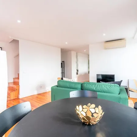 Апартаменты Guestready - Bright & Spacious 2-Bed Apt With Rooftop Terrace In Alcantara Лиссабон