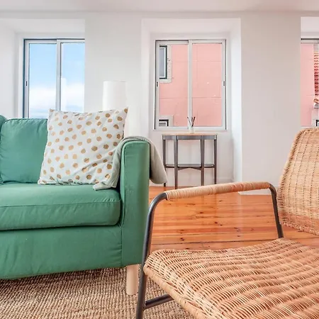 Апартаменты Guestready - Bright & Spacious 2-Bed Apt With Rooftop Terrace In Alcantara