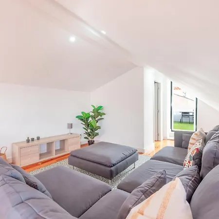 Апартаменты Guestready - Bright & Spacious 2-Bed Apt With Rooftop Terrace In Alcantara *
