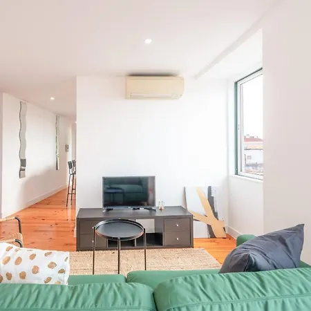 Апартаменты Guestready - Bright & Spacious 2-Bed Apt With Rooftop Terrace In Alcantara Лиссабон