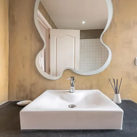 Апартаменты Guestready - Bright & Spacious 2-Bed Apt With Rooftop Terrace In Alcantara
