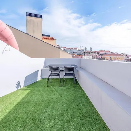 Guestready - Bright & Spacious 2-Bed Apt With Rooftop Terrace In Alcantara * Lisbona